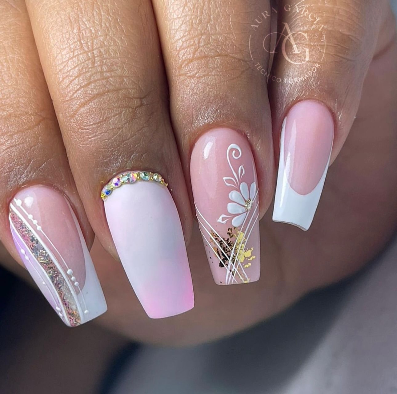 Manicura francesa con decoracion elegante